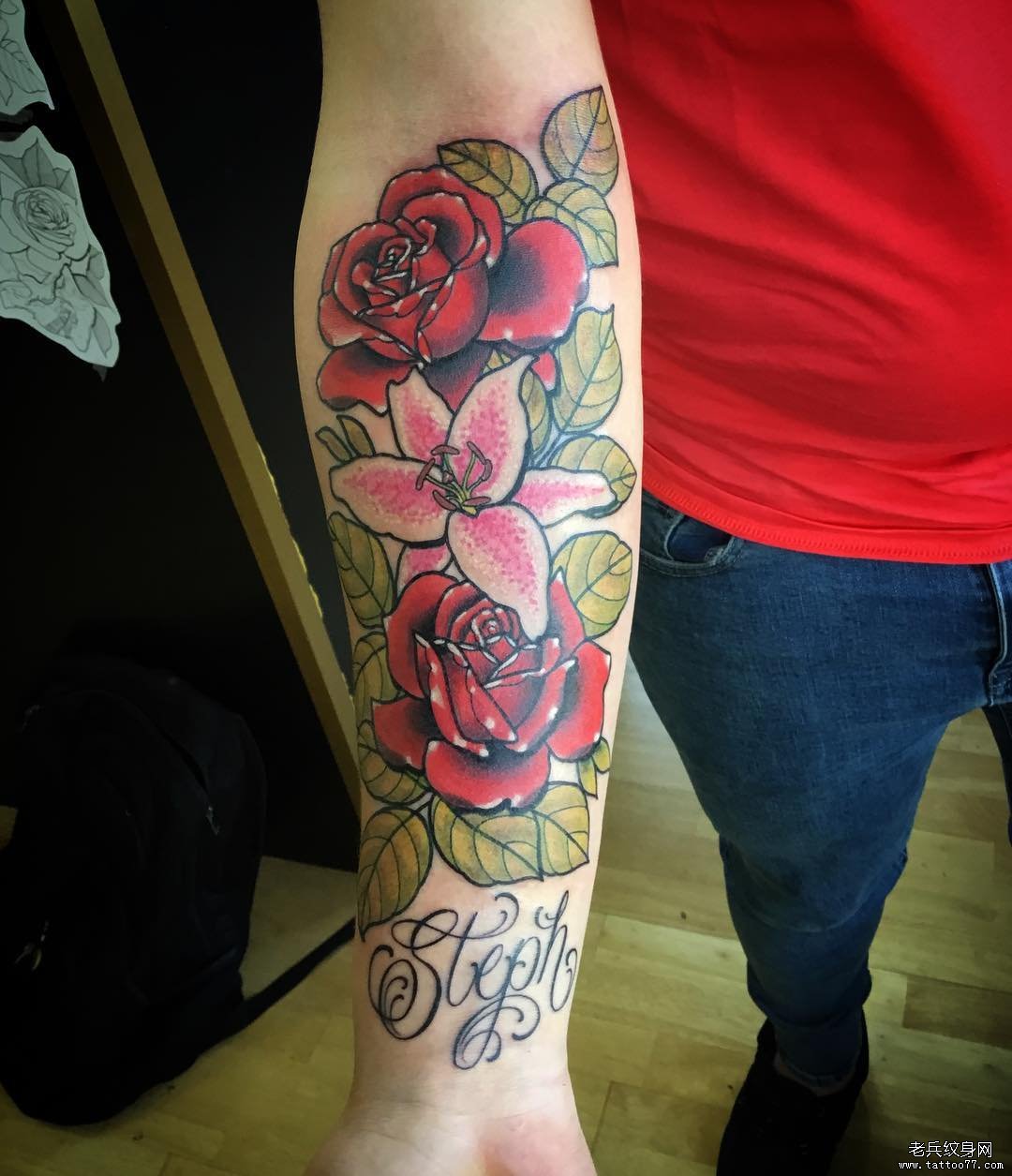手臂彩色玫瑰百合纹身图案