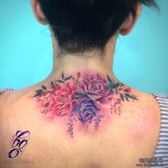 后颈彩色花卉纹身图案