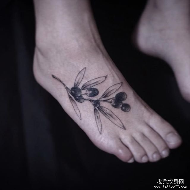 脚背黑灰橄榄枝纹身图案