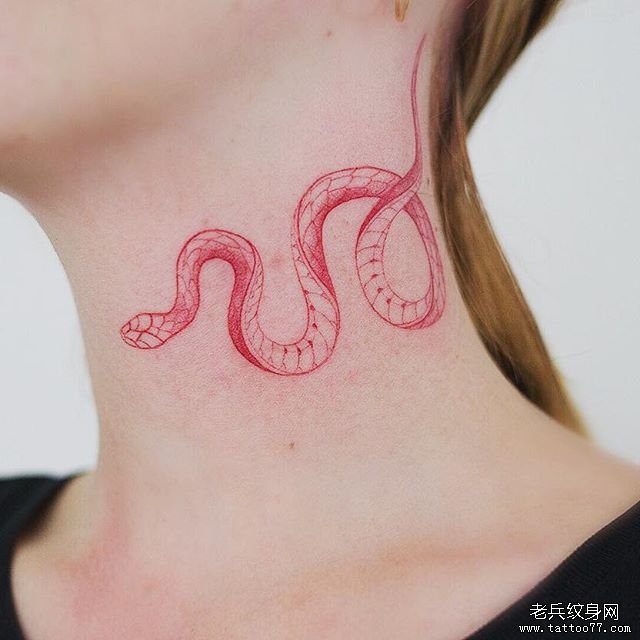 脖子个性蛇纹身图案